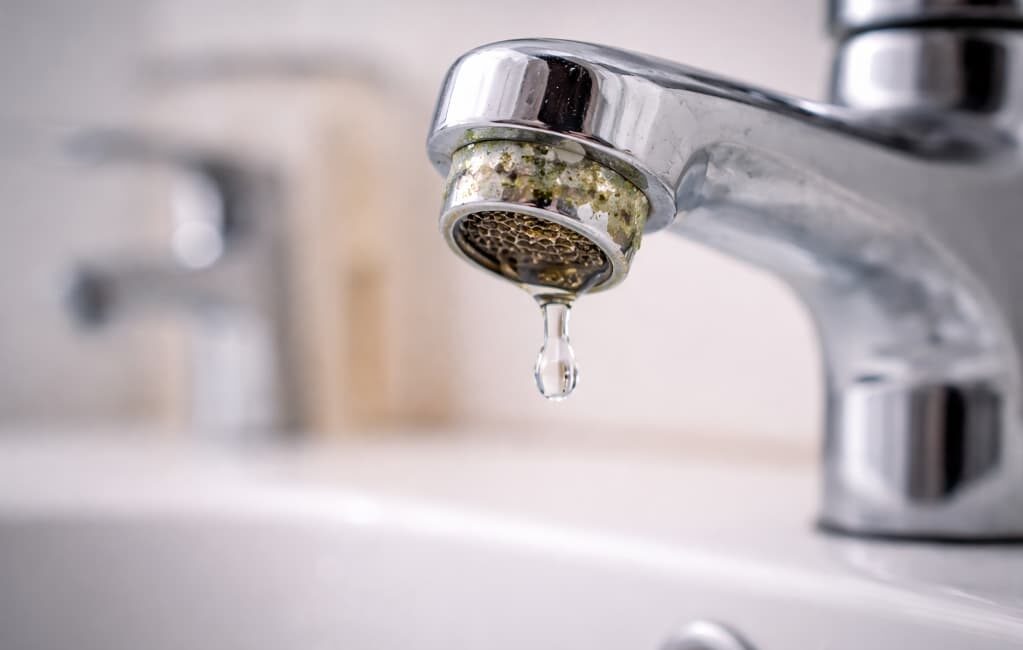 Skąd bierze się kapanie z baterii mimo nowej uszczelki