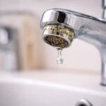 Skąd bierze się kapanie z baterii mimo nowej uszczelki