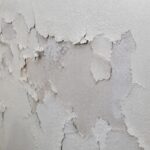 Dlaczego farba odchodzi od ściany mimo gruntowania