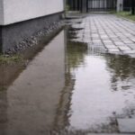 Dlaczego przy domu tworzą się kałuże mimo utwardzonego terenu