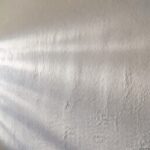 Skąd bierze się nierówna powierzchnia po malowaniu mimo gładzi