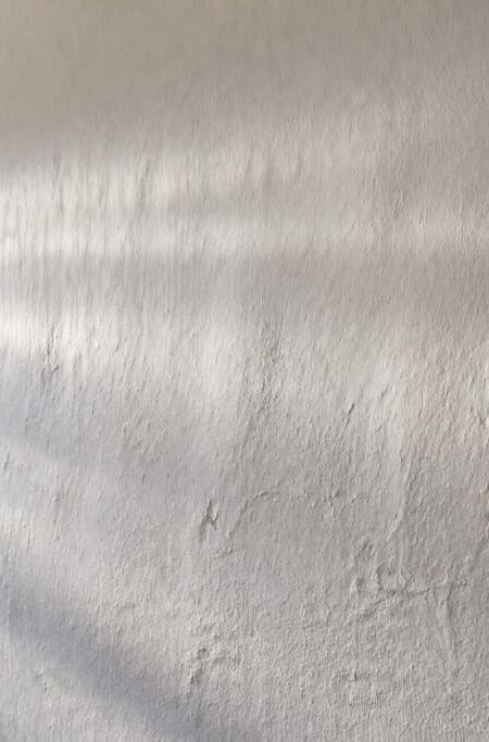 Skąd bierze się nierówna powierzchnia po malowaniu mimo gładzi